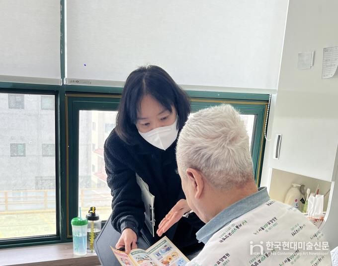 의료급여 사례관리자가 입원 중인 수급자에게 맞춤형 복지 서비스를 안내하고 있다.