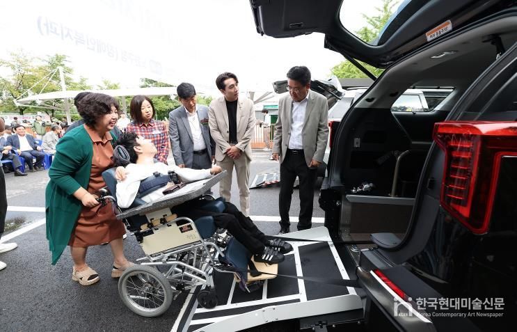 지난해 노원구 장애인 전동보장구운전연습장에서 열린 시승식 행사에서 보조기기를 활용해 차량에 탑승하는 시승 장면