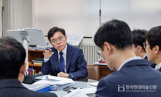 진교훈 서울 강서구청장(정면)이 11일 구청장실에서 ‘염창동 마을버스 교통사고 관련 대책회의’를 주재하고 있다.