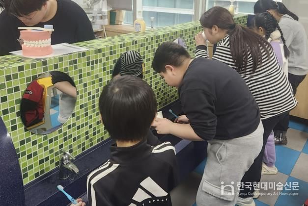 지난해 관악구 아동구강보건교육에 참여한 아이들이 양치질 실습하는 모습