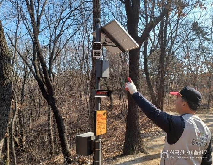 산불감시 블랙박스를 점검하고 있는 모습