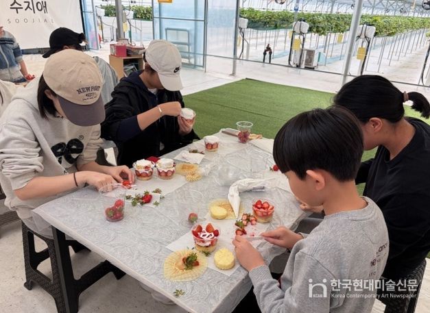 관내 청소년 30명 참여, 지역 농가 방문해 딸기 수확 및 요리체험