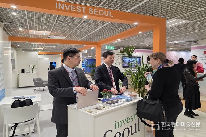 서울 홍보관을 찾은 투자자 대상 설명