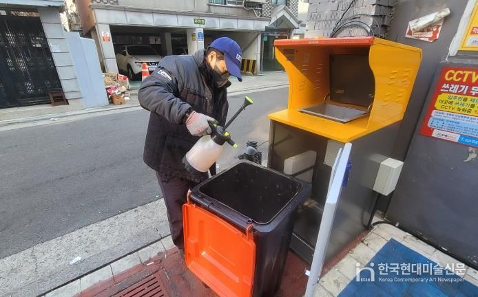 강북구 전문인력이 RFID 종량기를 세척, 소독하고 있다.