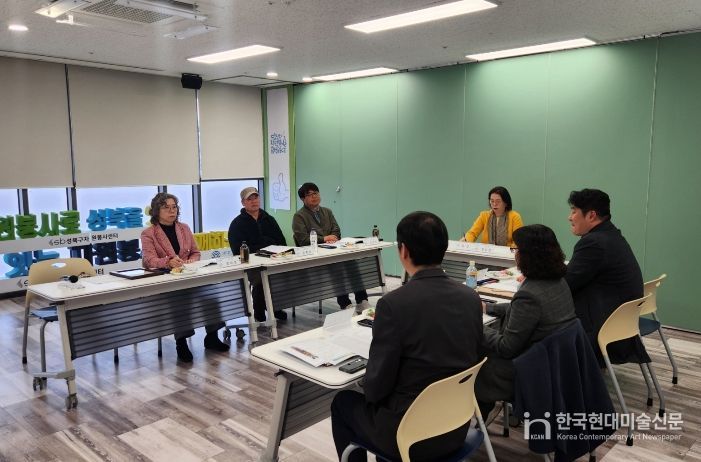 윤재성 성북복지재단 이사장(오른쪽 두 번째)과 관계자들이 기념 촬영을 하고 있다