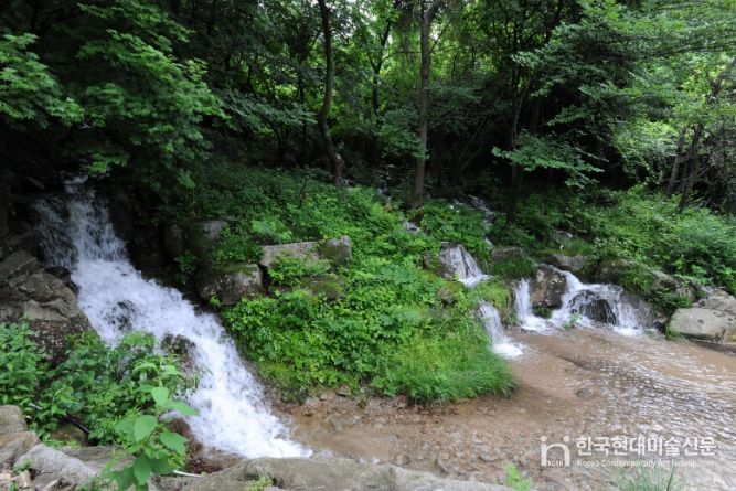 화천군이 이달부터 산간 계곡 및 하천 불법행위에 대한 강력한 단속에 나선다. 사진은 휴가철 행락객들이 즐겨 찾는 사내면 광덕리 광덕계곡 전경