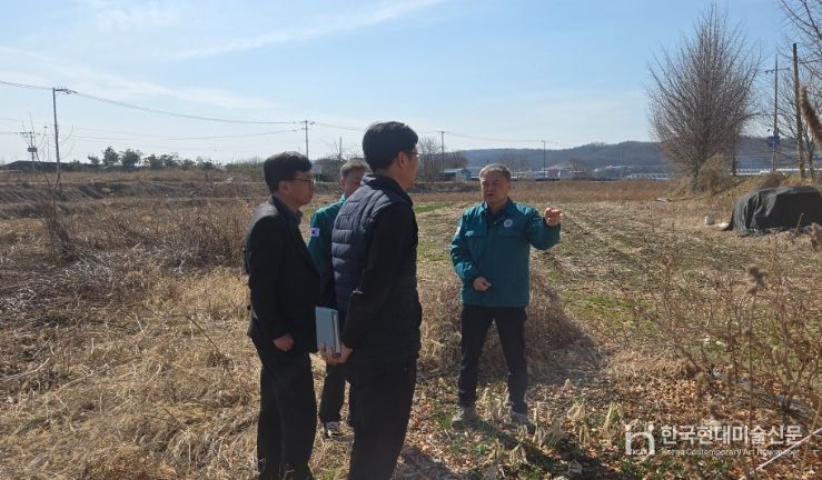 최광복 천안시 건설안전교통국장이 19일 입장천 신두리 일원 불법 경작지 현장을 찾아 실태조사 추진 상황을 점검하고 있다.