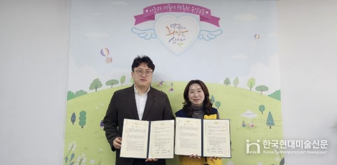 정기후원 협약을 체결한 후 기념 촬영을 하고 있다.