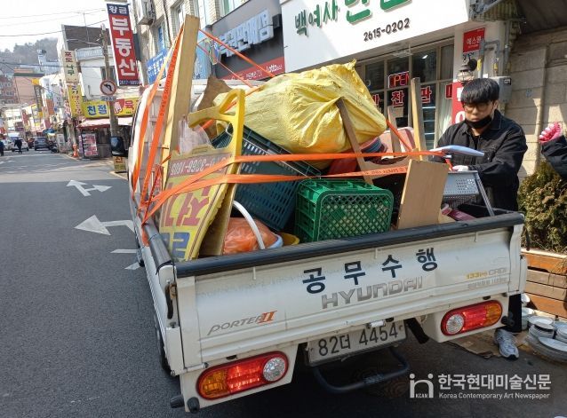 지난 3월 9일 개봉중앙골목시장에서 노점 적치물을 수거하고 있다.