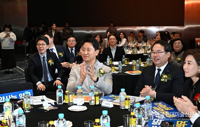 오세훈 서울시장이 21일(토) 강서구 코엑스 마곡에서 열린 '제41차 전국여약사대회'에서 개회를 축하하고 있다.