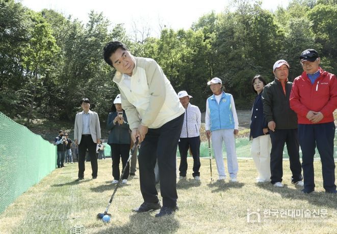 지난해 6월 개최된 관악파크골프장 개장식에서 시타하는 박준희 관악구청장