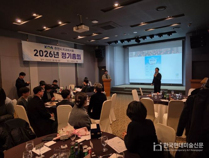 1. 천안시 보건소가 지역의료계 정기총회에서 생명존중안심마을 조성 사업의 취지와 필요성에 대해 설명하고 있다.