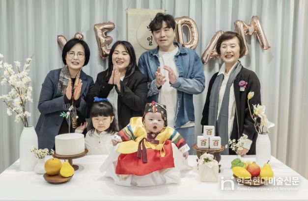 지난 23일, 이수희 강동구청장이(두 번째 줄 왼쪽에서 첫 번째) 강동어린이회관 ‘셀프 스튜디오’를 찾은 가족들과 기념 촬영을 하고 있다.