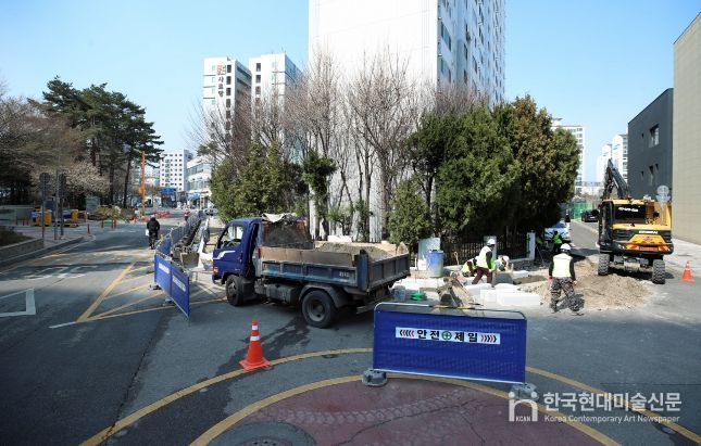 ‘고산자로14길’ 보행로 신설 공사 현장 모습