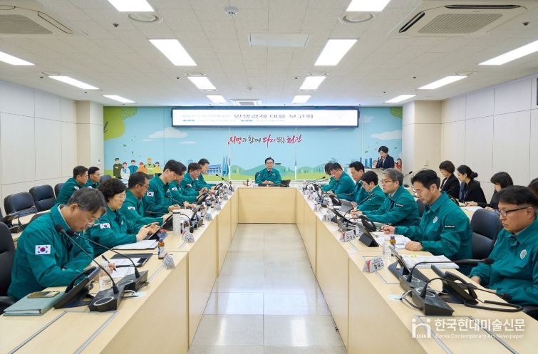 김석필 천안시장 권한대행 부시장이 24일 시청 재난안전상황실에서 열린 ‘중동위기 장기화에 따른 민생경제 대응 보고회’에서 부서별 대응 방안을 점검하고 있다.