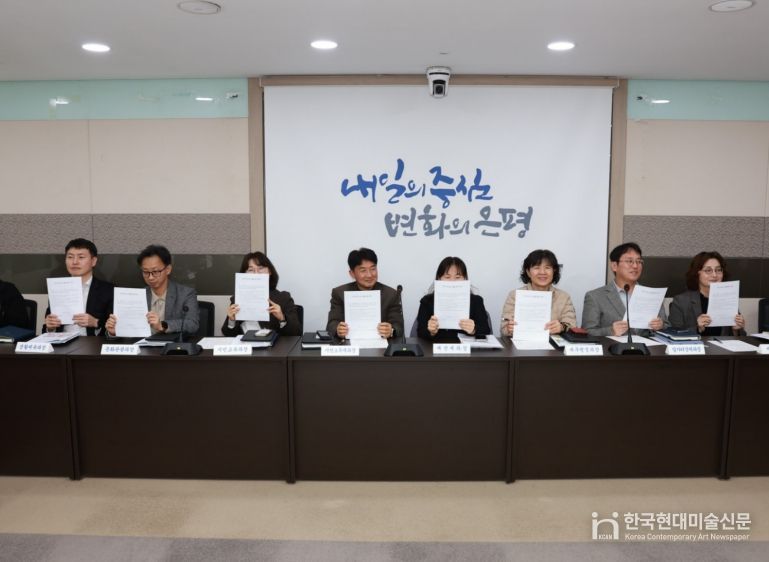 간부 모시는 날 근절 서약서 작성하는 은평구 간부 공무원들 모습