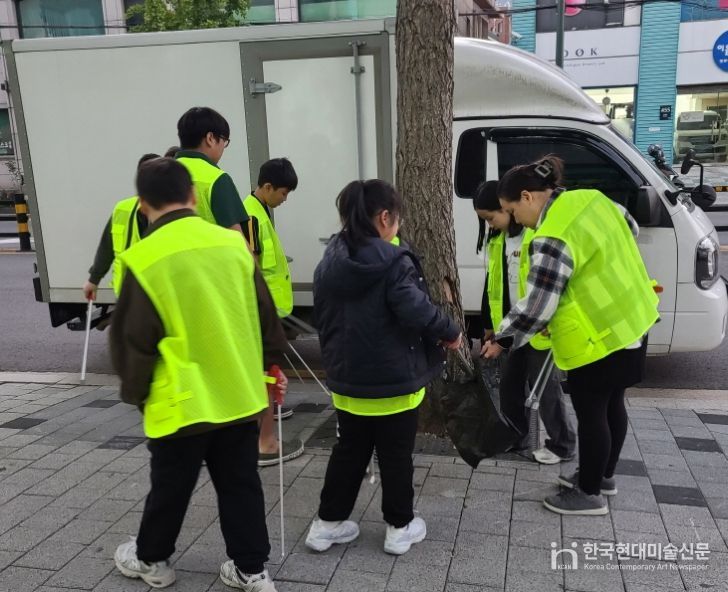 강북구 나무돌보미가 낙엽을 수거하고 있다.