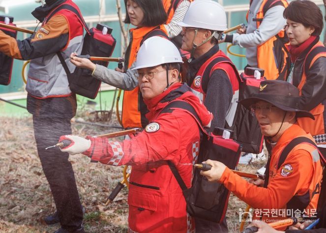 진교훈 서울 강서구청장(가운데)이 25일(수) 개화산 약사사에서 열린 ‘유관기관 합동 산불진압훈련’에서 등짐펌프를 매고 잔불진화작업을 하고 있다.