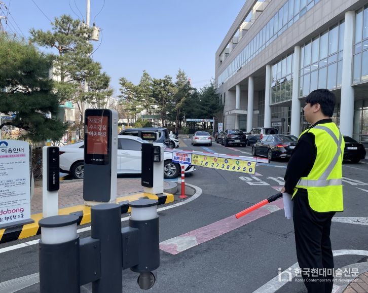 도봉구 직원이 도봉구청 주차장 입구에서 ‘승용차 5부제(요일제)’ 관련 안내를 하고 있다.