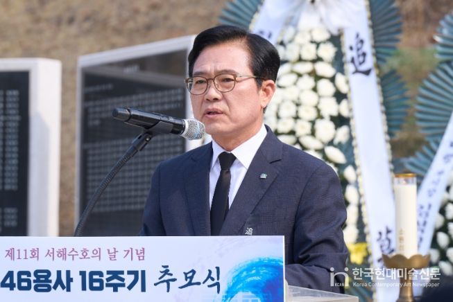 27일 천안보훈공원에서 김석필 천안시장 권한대행 부시장, 손순욱 충남동부보훈지청장 등이 천안보훈공원 내 천안함 추모비에 헌화하고 있다.