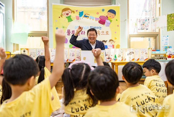 지난해(2025년) 어린이집을 방문하여 동화책 구연을 하고 있는 김경호 광진구청장