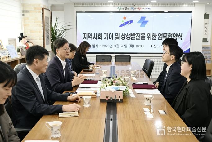 이민근 안산시장(왼쪽 세번째)이 26일 안산시청에서 (주)쏘카 관계자와 '지역사회 기여 및 상생발전 업무협약'을 진행하고 있다.