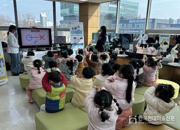 미취학 아동들이 25일 상록수보건소 구강보건실에서 '이튼튼구강건강교실'에 참여하고 있다.