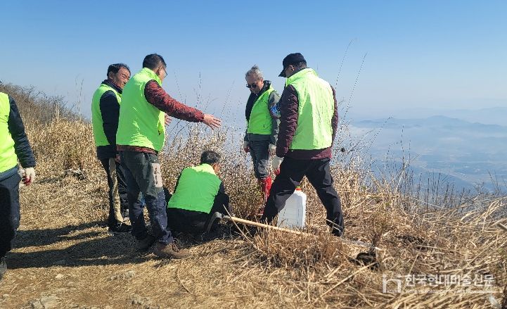 홍성군 광천읍, 오서산 정상서 봄 맞이 나서