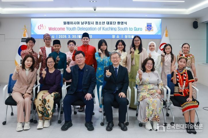 30일 구청 창의홀에서 열린 말레이시아 남쿠칭시 청소년 대표단 환영식에서 기념촬영을 하고 있다.