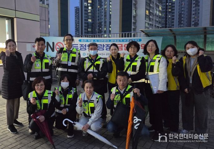 1. 천안시가 위촉한 금연지도원이 금연 구역을 지도·점검하고 있다