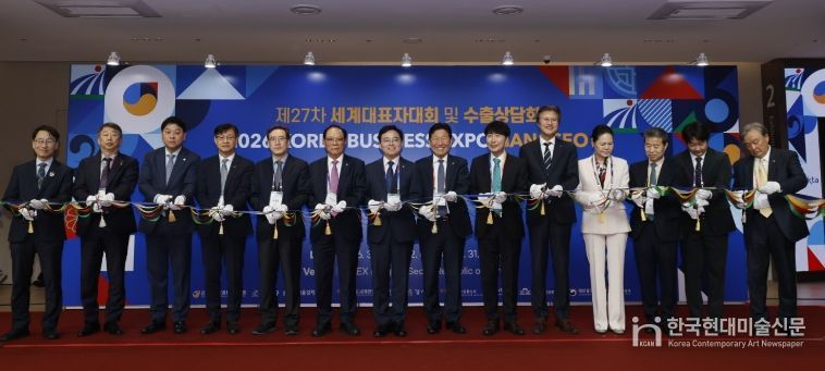 진교훈 서울 강서구청장(왼쪽 일곱 번째)이 31일(화) 코엑스 마곡에서 ‘한국 비즈니스 엑스포 강서’와 연계해 열린 ‘전시·수출 상담회’ 개막식에 참석해 내빈들과 테이프 커팅을 하고 있다.