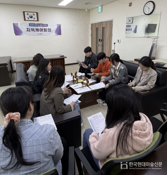 탕정면 지역케어회의 참석자들이 위기가구 지원 방안을 논의하고 있다.