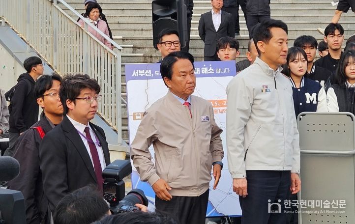 명지대학교 앞에서 여장권 교통실장에게 서부선 관련 브리핑을 경청하는 오세훈 서울시장(우), 이성헌 서대문구청장(중), 문성호 서울시의원(좌)