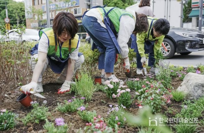 국제로타리 3750지구 수원지역 클럽 회원들이 2023년 5월 인계동에 손바닥정원을 조성하고 있다.