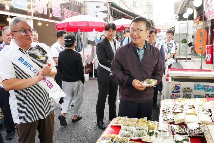 사가정 전통시장을 이용하고 있는 류경기 중랑구청장과 관계자들의 모습