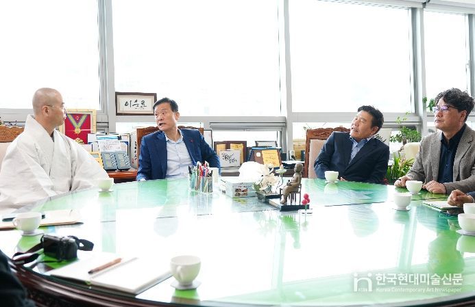 왼쪽부터 각밀 흥천사 주지스님, 이승로 성북구청장, 윤재성 성북복지재단 이사장