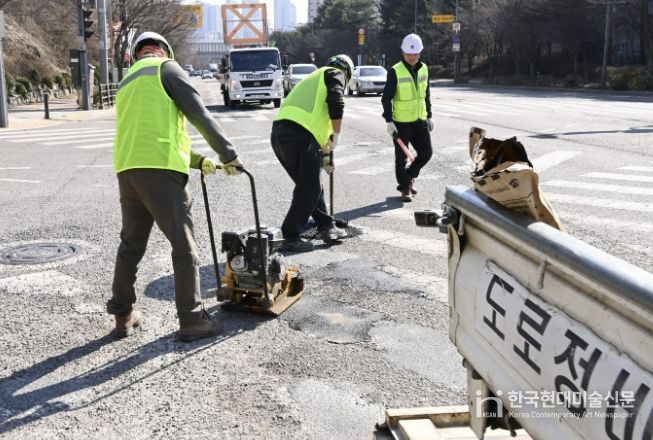 포트홀 복구 작업을 하고 있다