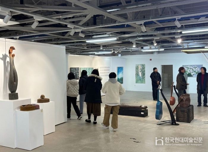 파주 평화뮤지엄 에스(S)827, 봄 햇살 따라 시민들로 북적