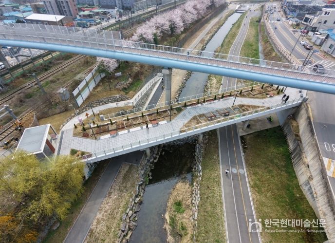 천안시가 철거 예정이던 용곡교를 재활용해 조성한‘용곡쉼터’ 전경