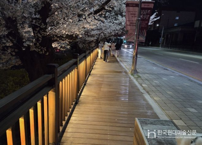 청주시, 무심천 데크길 확장… 야간경관 더해 시민 편의 강화