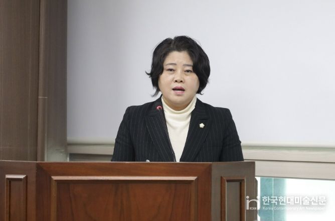‘안산시 전세사기 예방 및 안전전세 관리단 운영 조례안’을 대표 발의한 김진숙 의원이 지난달 24일 의회 제3상임위원실에서 열린 제302회 임시회 도시환경위원회에서 조례안에 대해 설명하고 있다.