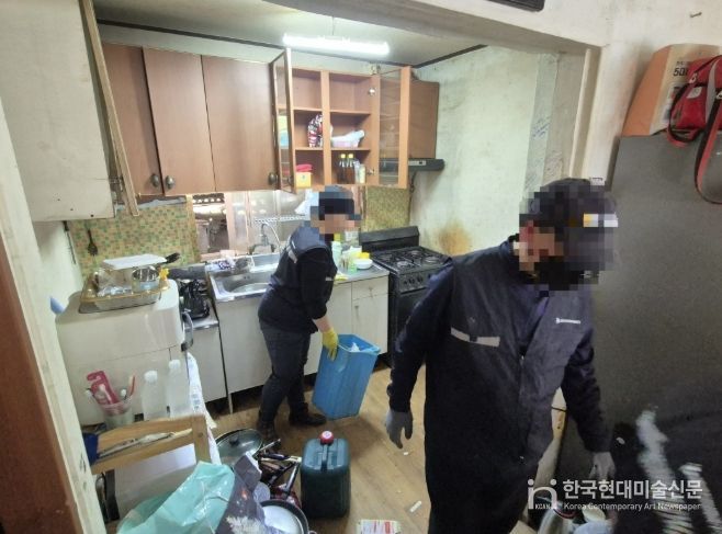 온양3동 행복키움추진단과 지역사회보장협의체 관계자들이 저장강박 의심가구의 주거환경 개선 작업을 진행하고 있다.