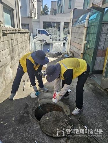 1. 천안시가 정화조 방역을 실시하고 있다.