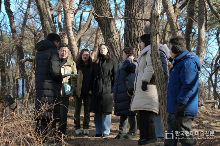 정초립 의원(가운데)이 북한산 둘레길 일대 현장을 방문해 서울시청·국립공원공단·강북구청 관계자들과 함께 둘레길 환경 정비 및 개선 방안을 논의하고 있다.