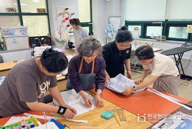 마을공유작업실에서 폐현수막 장바구니를 제작하고 있는 모습