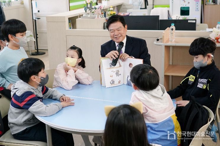 아이들에게 그림책을 읽어 주는 이필형 동대문구청장(동대문구 안평초등학교)