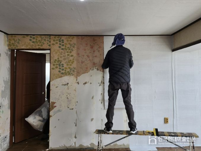 주거취약계층 가구를 방문해 벽지·장판 교체 등 주거환경개선 작업을 진행하고 있다.