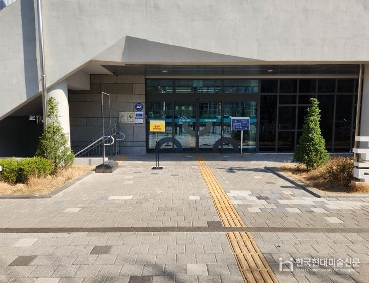 구로창의문화예술센터 주 출입구에 점자블록과 평탄한 보행 동선이 조성돼 있다.