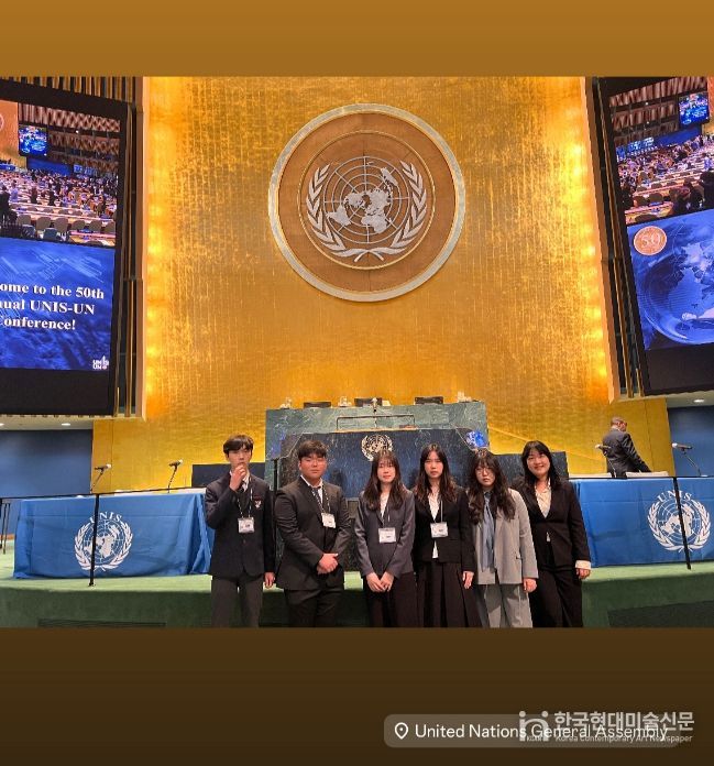 도전글로벌탐험대(뉴욕) 장학생 5명과 인솔교사 이하란(맨 오른쪽)