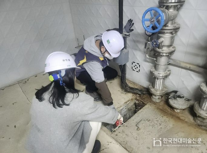 성남시가 한 아파트 건물에 있는 정화조의 악취저감시설 점검 중이다.